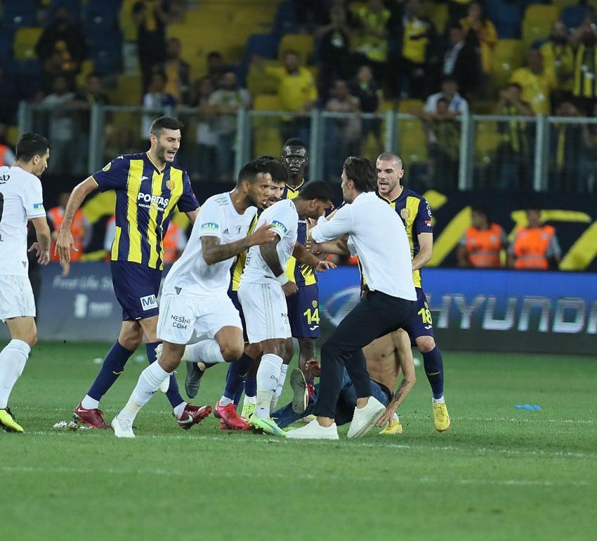 Beşiktaş, Ankaragücü maçı sonrası ortalık karıştı! Cenk Tosun ve Salih Uçan'a tekme!