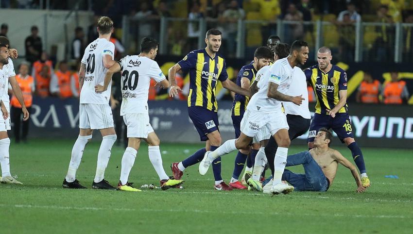 Beşiktaş, Ankaragücü maçı sonrası ortalık karıştı! Cenk Tosun ve Salih Uçan'a tekme!