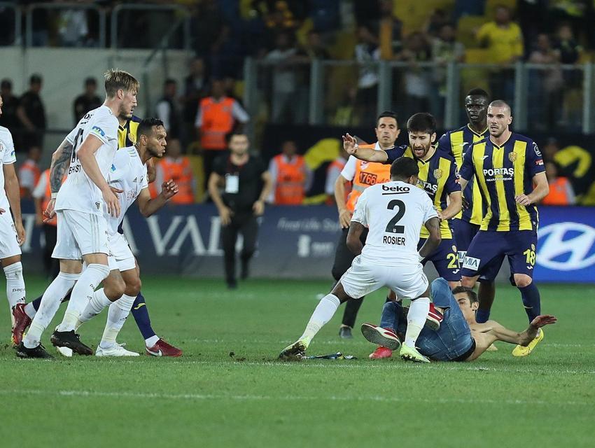 Beşiktaş, Ankaragücü maçı sonrası ortalık karıştı! Cenk Tosun ve Salih Uçan'a tekme!