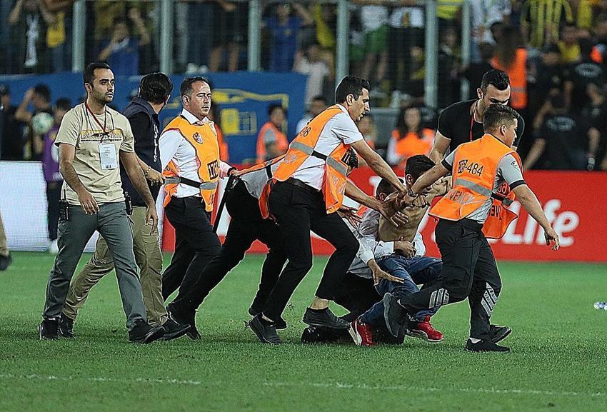 Beşiktaş, Ankaragücü maçı sonrası ortalık karıştı! Cenk Tosun ve Salih Uçan'a tekme!
