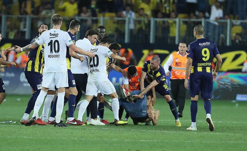 Beşiktaş, Ankaragücü maçı sonrası ortalık karıştı! Cenk Tosun ve Salih Uçan'a tekme!