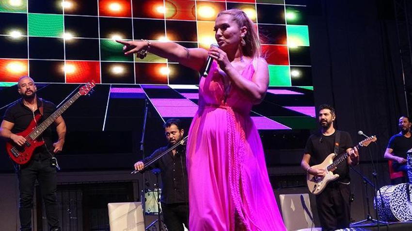 Demet Akalın şarkı söylerken kendini yerde buldu! Eşi Okan Kurt pansuman yaptı