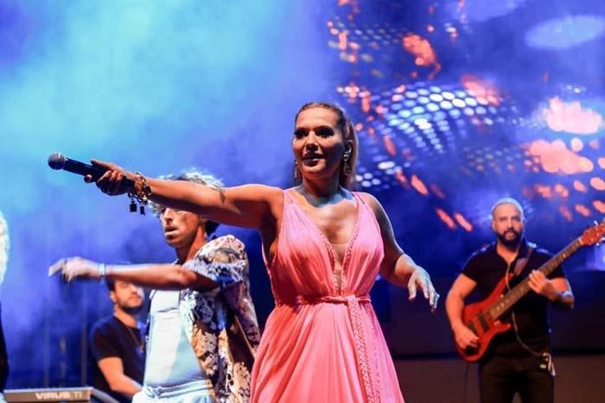 Demet Akalın şarkı söylerken kendini yerde buldu! Eşi Okan Kurt pansuman yaptı