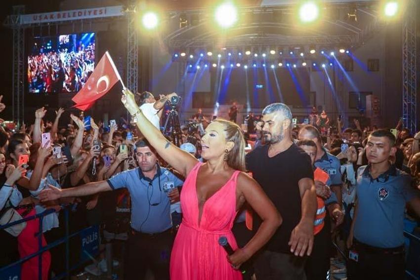 Demet Akalın şarkı söylerken kendini yerde buldu! Eşi Okan Kurt pansuman yaptı