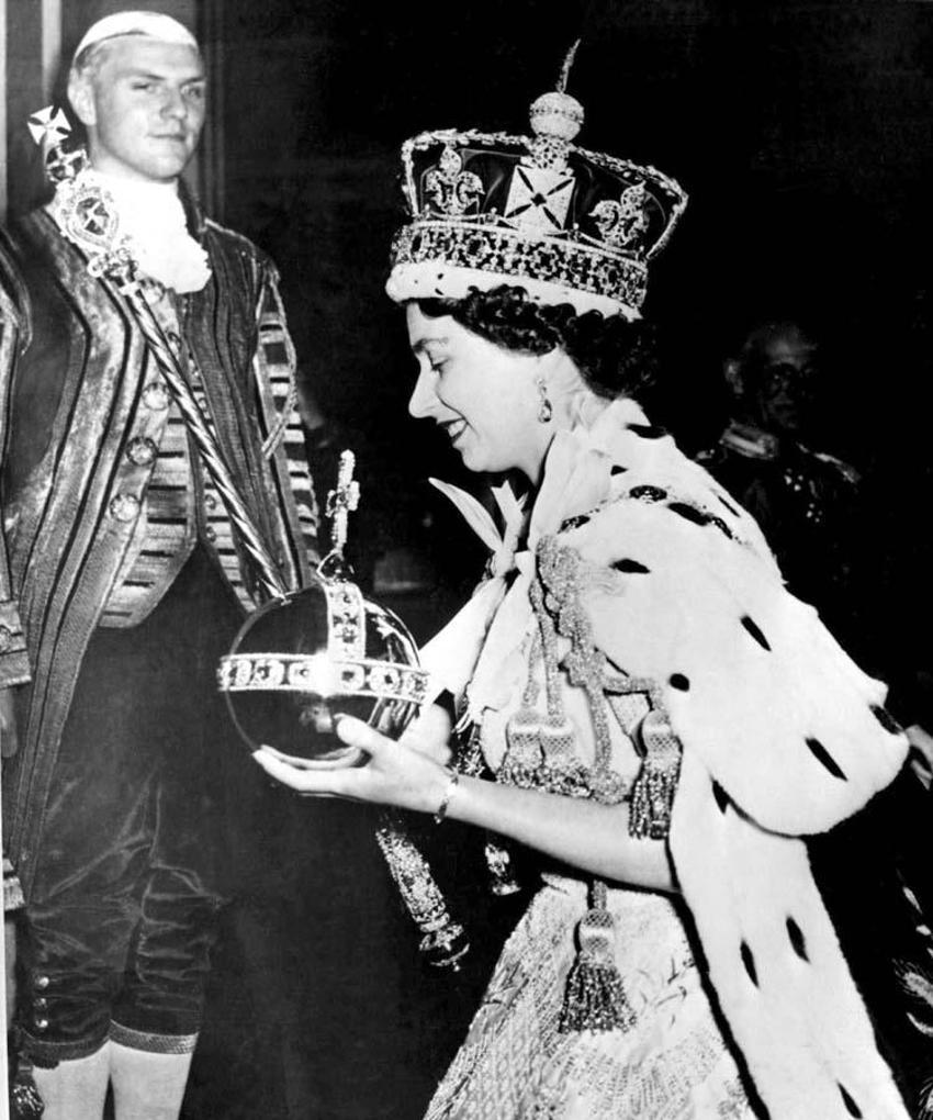 Kraliçe Elizabeth vefat etti İngiltere'nin yeni kralı belli oldu!
