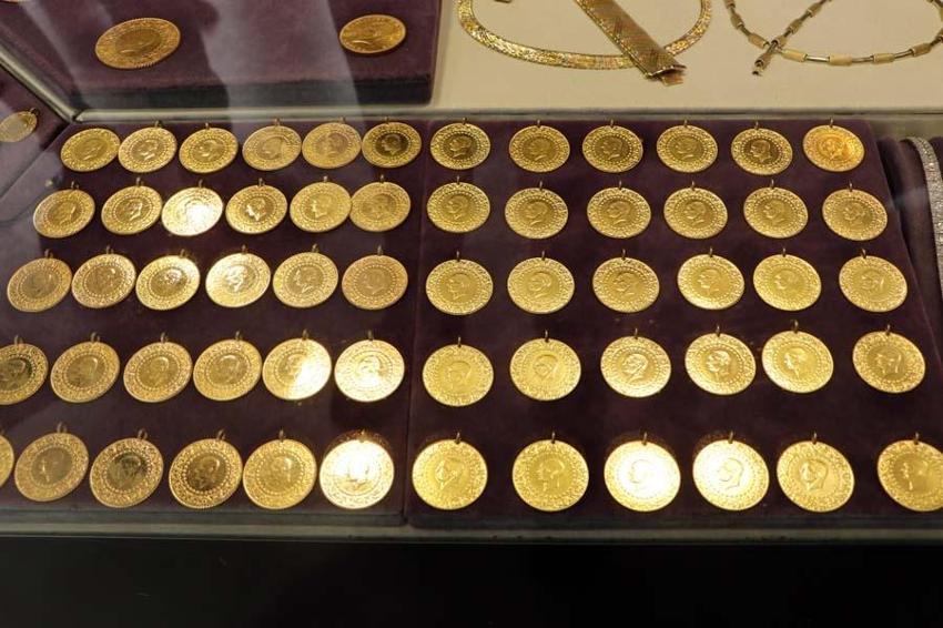Altın fiyatlarında son dakika! Uzman isim dolar fiyatına dikkat çekerek gram altın için uyardı...
