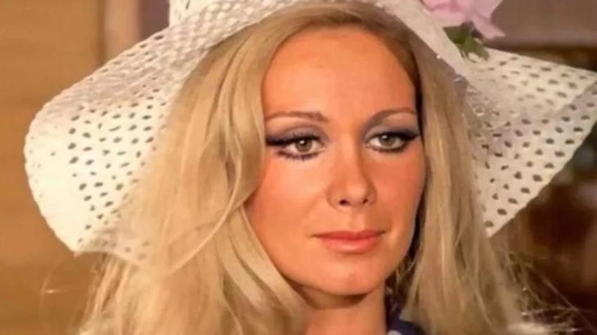 79 yaşındaki Filiz Akın’dan hayran bırakan paylaşım! Şezlong pozu sosyal medyayı salladı