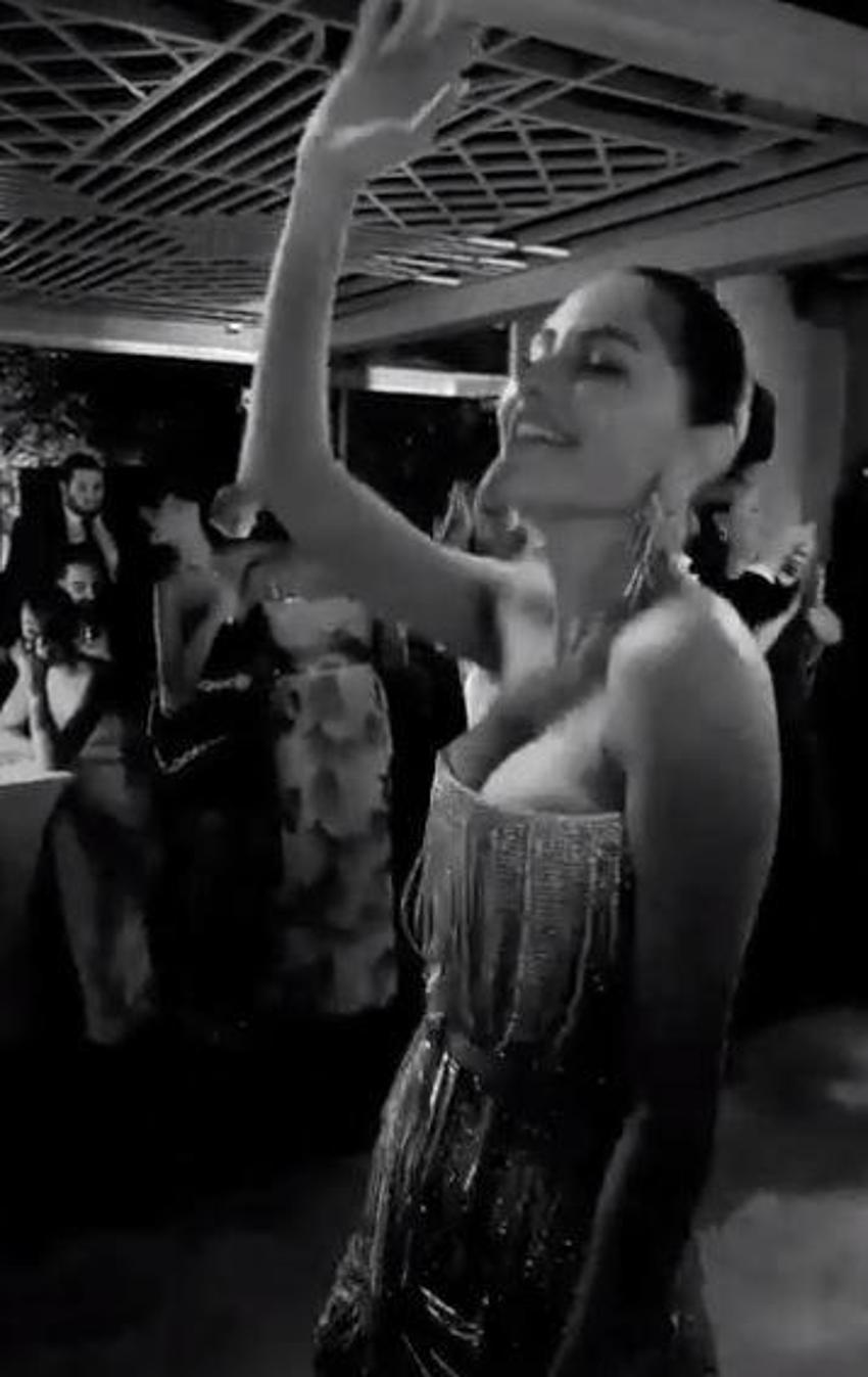 Yasemin Özilhan'ın dikkat çeken elbisesi! Pozlarına beğeni ve yorum yağdı