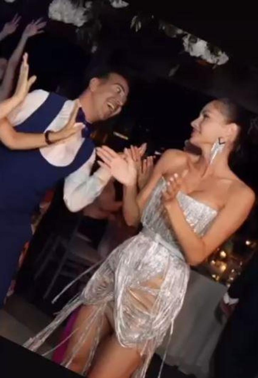 Yasemin Özilhan'ın dikkat çeken elbisesi! Pozlarına beğeni ve yorum yağdı