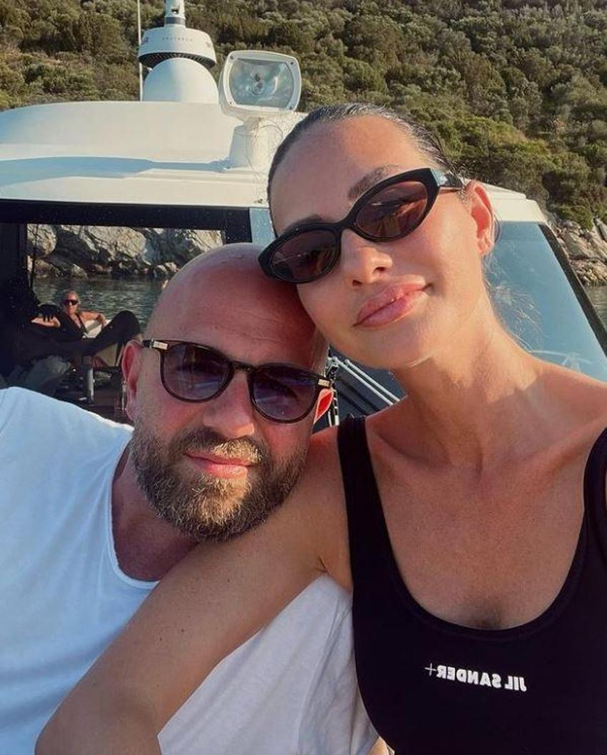 Yasemin Özilhan'ın dikkat çeken elbisesi! Pozlarına beğeni ve yorum yağdı