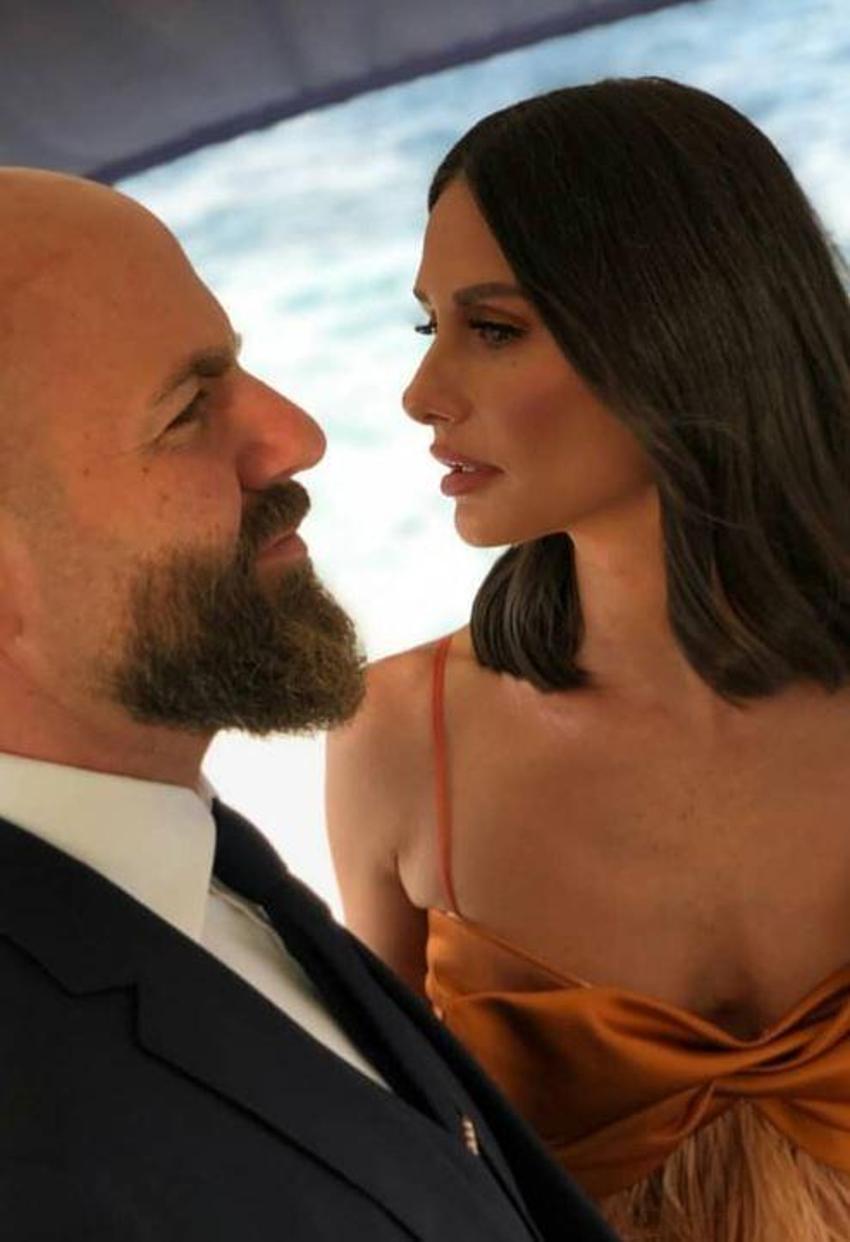 Yasemin Özilhan'ın dikkat çeken elbisesi! Pozlarına beğeni ve yorum yağdı