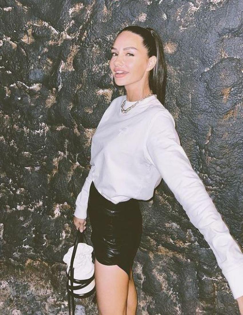 Yasemin Özilhan'ın dikkat çeken elbisesi! Pozlarına beğeni ve yorum yağdı