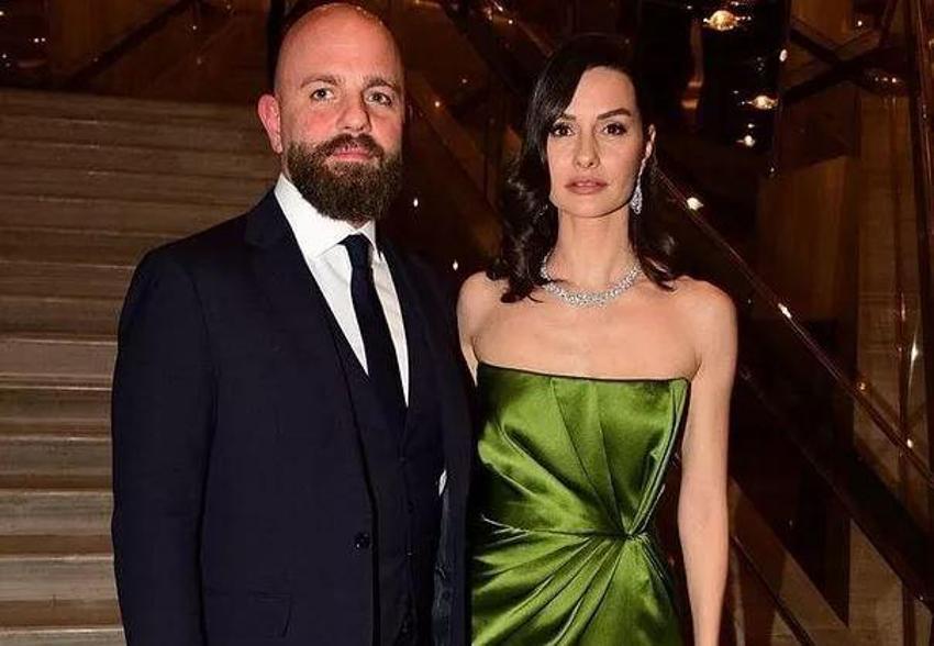 Yasemin Özilhan'ın dikkat çeken elbisesi! Pozlarına beğeni ve yorum yağdı