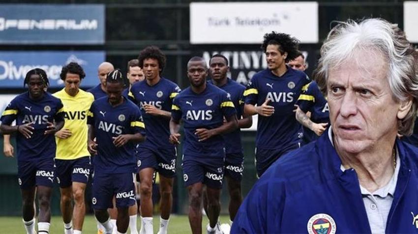 Fenerbahçe'den radikal karar! 1'i yeni transfer 3 yabancı futbolcu kadroya alınmadı, Süper Lig'de oynayamayacaklar