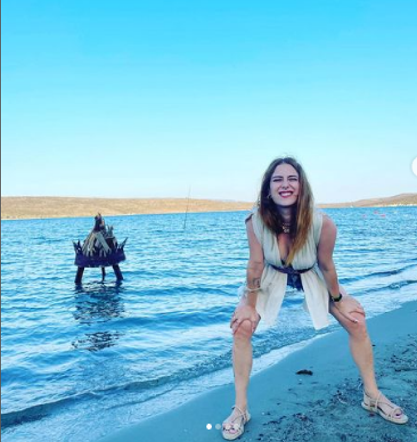 Hazal Kaya'dan mini elbiseli poz! Karnı büyümeye başladı