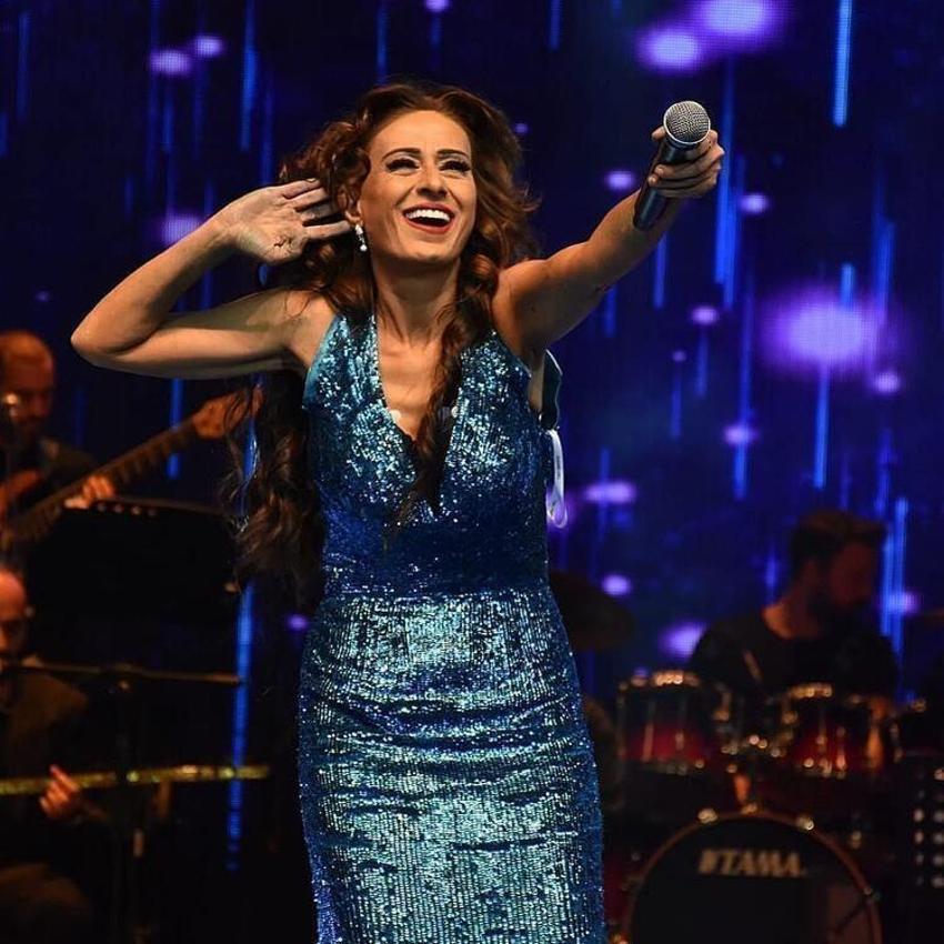 Yıldız Tilbe sahnede elbisesini yırttı!
