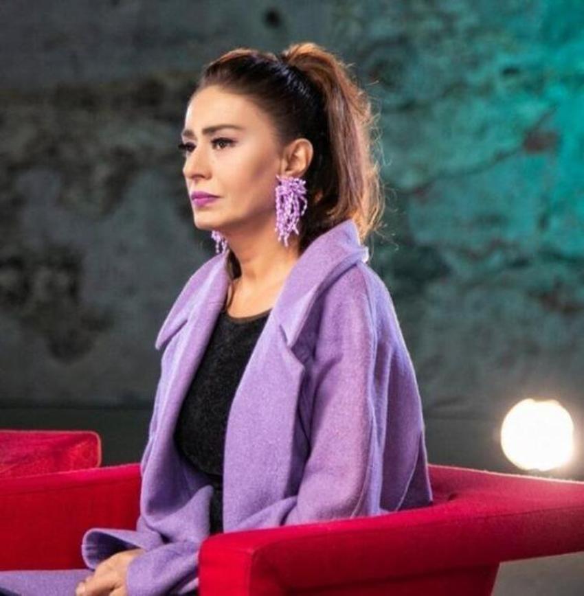 Yıldız Tilbe sahnede elbisesini yırttı!