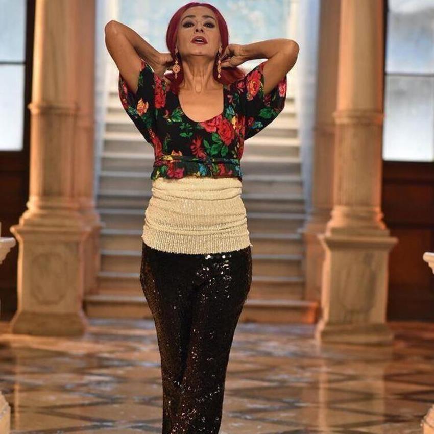 Yıldız Tilbe sahnede elbisesini yırttı!
