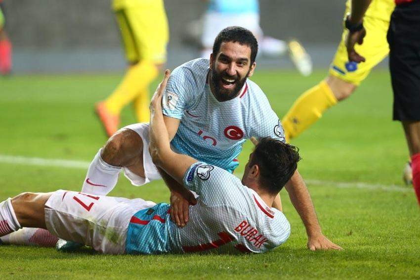 Dün futbolu bıraktı bugün AS Gazetesi yeni görevini açıkladı! Arda Turan Galatasaray'da...