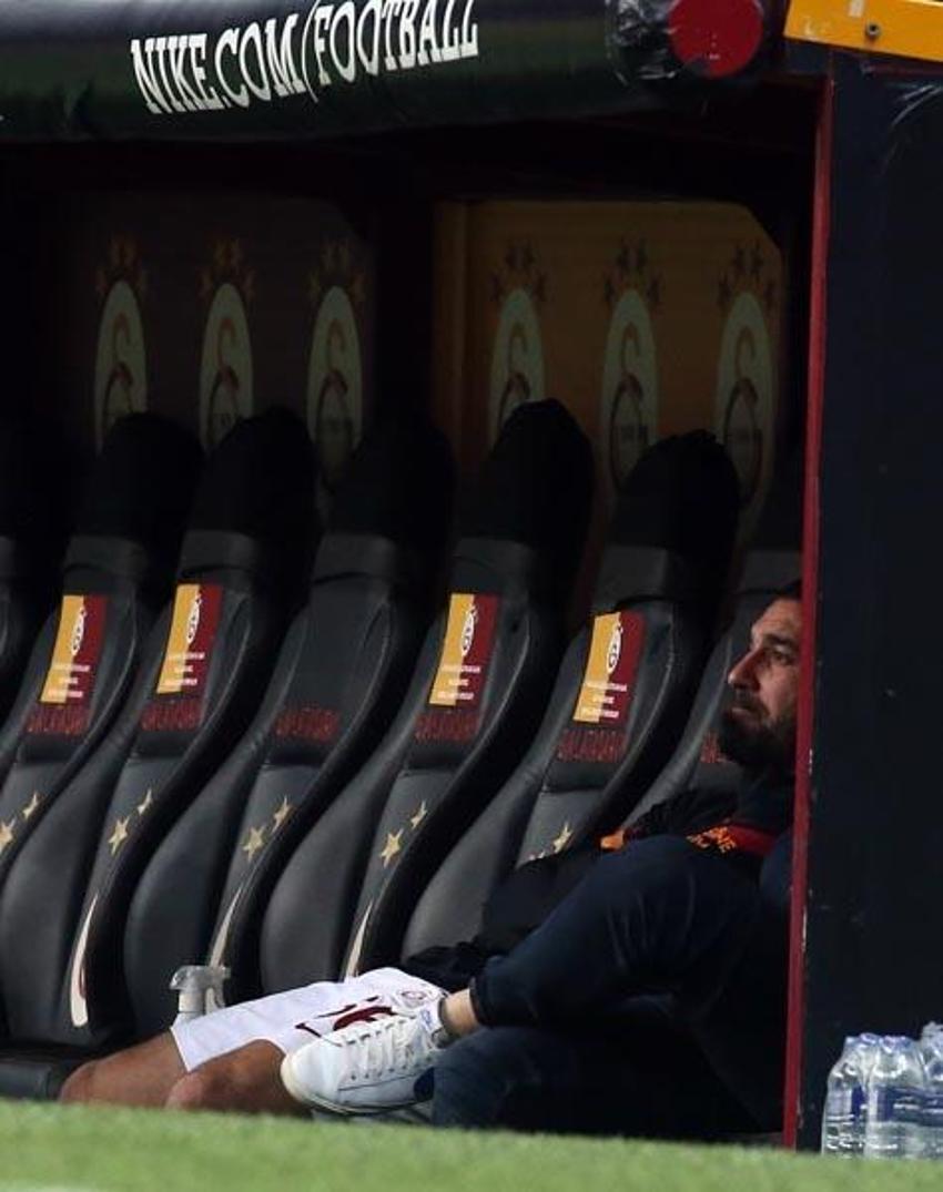 Dün futbolu bıraktı bugün AS Gazetesi yeni görevini açıkladı! Arda Turan Galatasaray'da...
