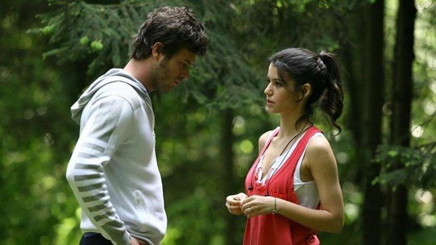 Beren Saat ve Kıvanç Tatlıtuğ yıllar sonra yeniden bir araya geldi! Film çekiminden kareler geldi