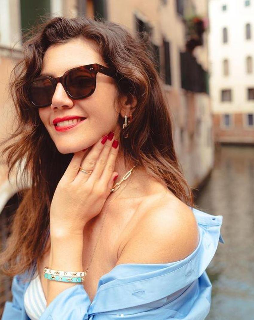 Gökçe Bahadır, Venedik pozlarıyla ilgi odağı oldu!