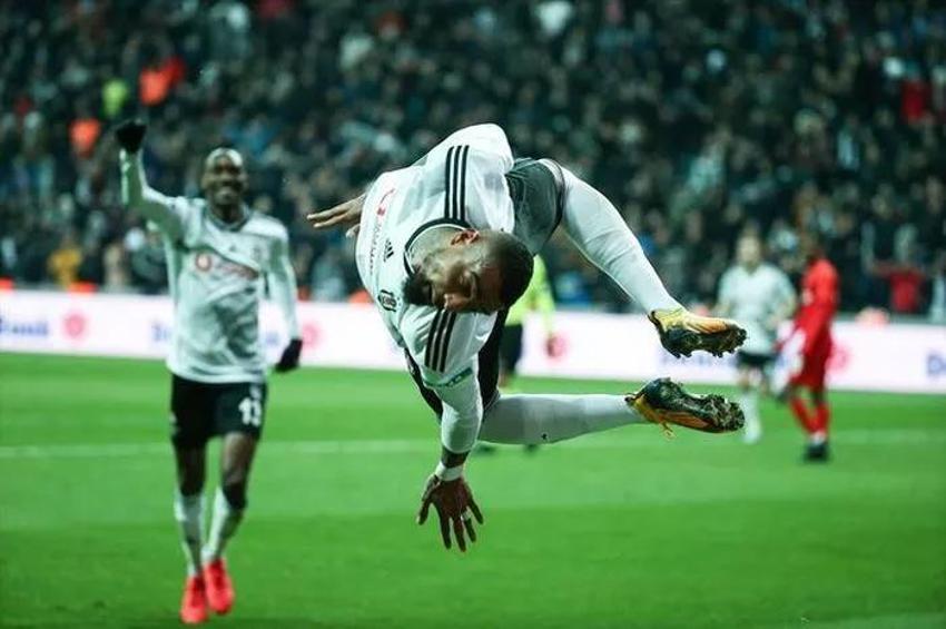 Onlar hem futboluyla hem gol sevinci ile akıllara kazındı! İşte taklacı futbolcular...
