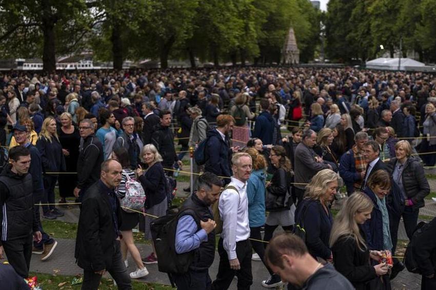 İngiltere Kraliçesi II. Elizabeth ziyaretinde kaos! Her şey bir anda oldu, ziyaretçiler dehşete düştü 