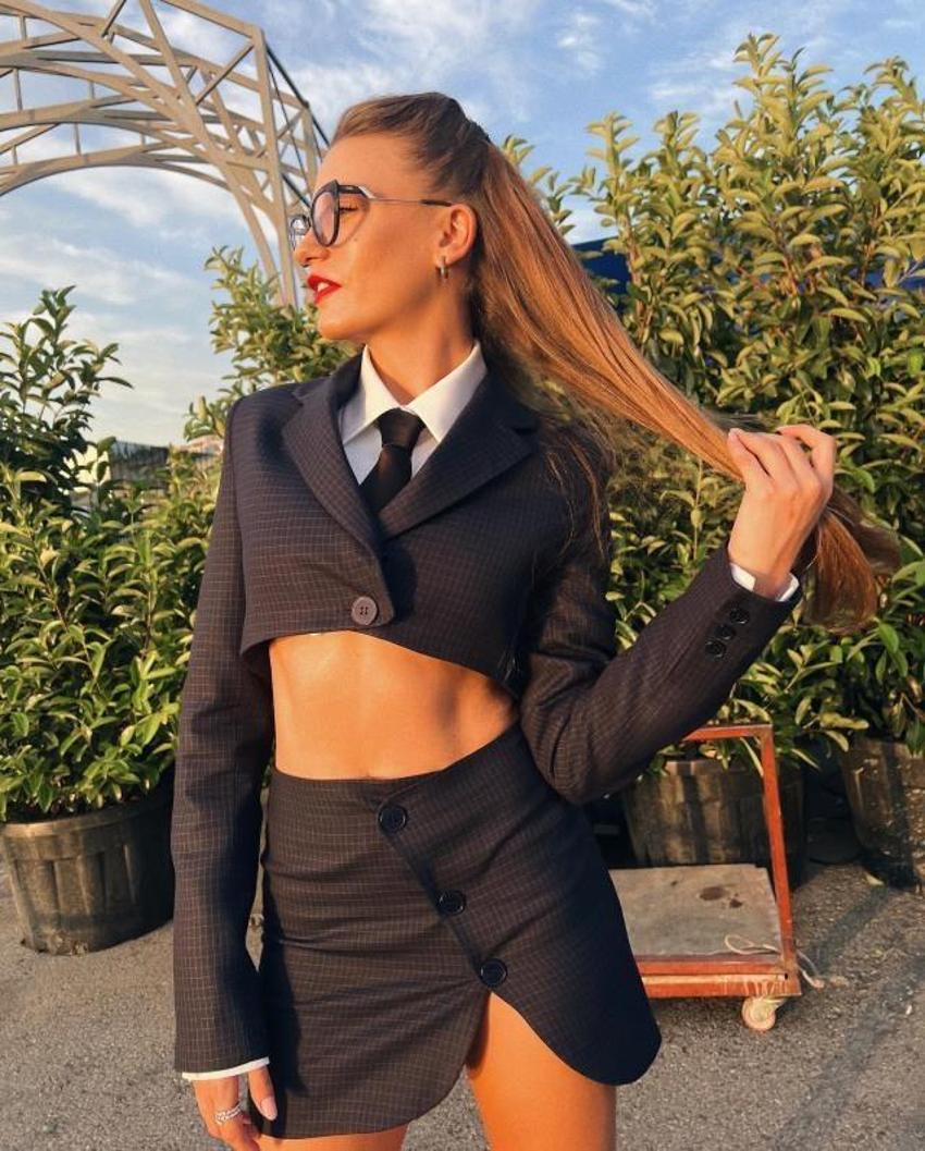 Serenay Sarıkaya'nın kolej pozları olay oldu! Kombinin fiyatı dudak uçuklattı