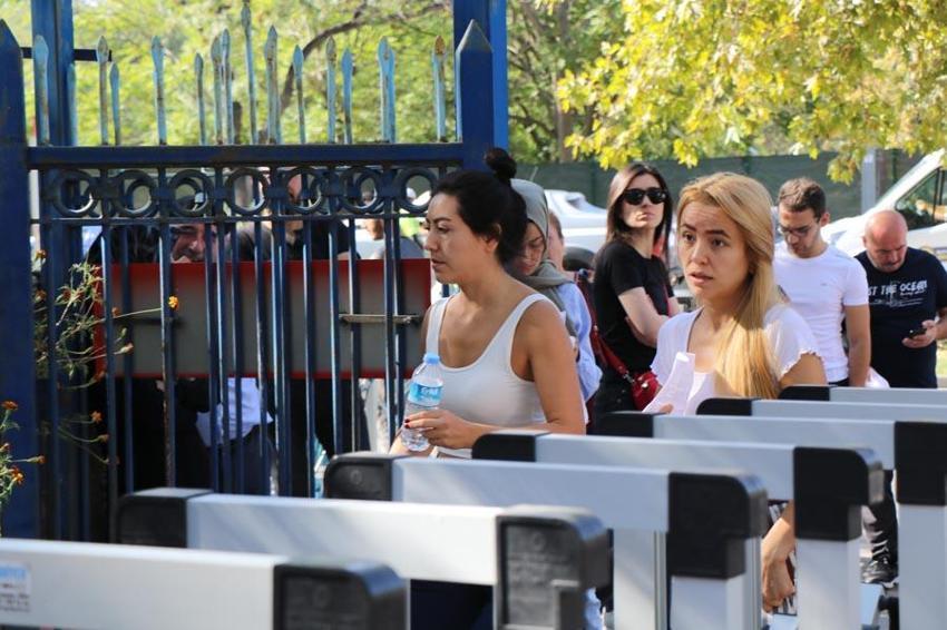 KPSS'de ilk oturum sona erdi! Yetişemeyenler gözyaşlarına boğuldu, çıkanlardan ilk yorum