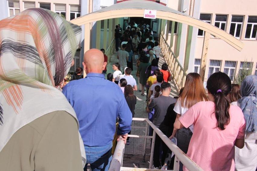 KPSS'de ilk oturum sona erdi! Yetişemeyenler gözyaşlarına boğuldu, çıkanlardan ilk yorum