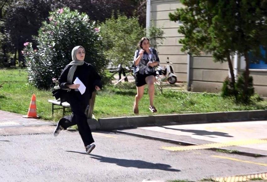 KPSS'de ilk oturum sona erdi! Yetişemeyenler gözyaşlarına boğuldu, çıkanlardan ilk yorum