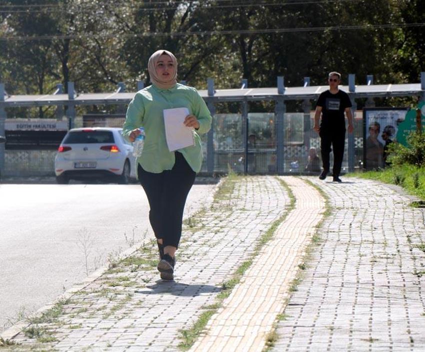 KPSS'de ilk oturum sona erdi! Yetişemeyenler gözyaşlarına boğuldu, çıkanlardan ilk yorum