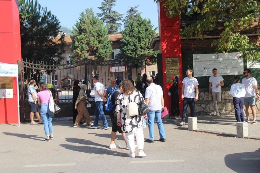 KPSS'de ilk oturum sona erdi! Yetişemeyenler gözyaşlarına boğuldu, çıkanlardan ilk yorum