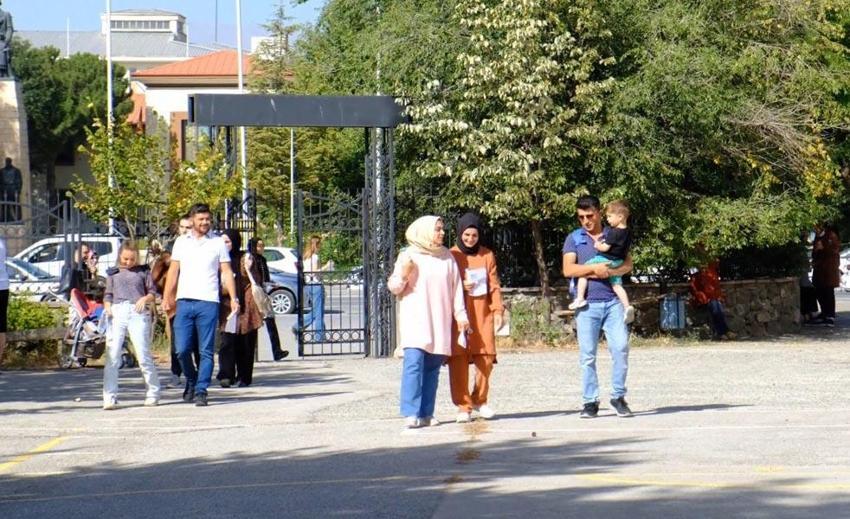 KPSS'de ilk oturum sona erdi! Yetişemeyenler gözyaşlarına boğuldu, çıkanlardan ilk yorum