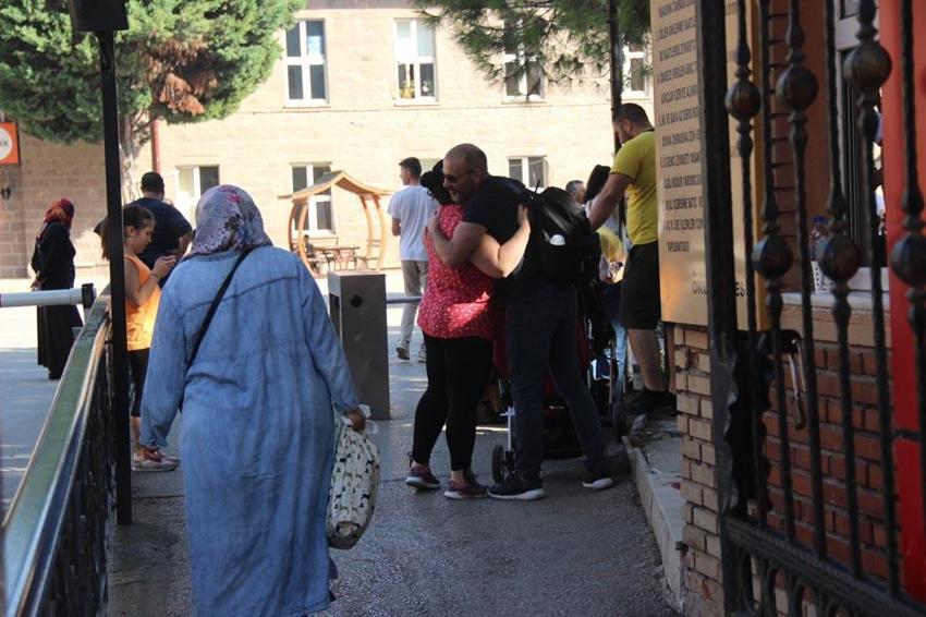 KPSS'de ilk oturum sona erdi! Yetişemeyenler gözyaşlarına boğuldu, çıkanlardan ilk yorum