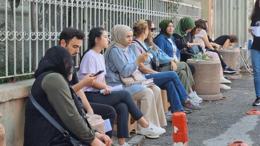 KPSS'de ilk oturum sona erdi! Yetişemeyenler gözyaşlarına boğuldu, çıkanlardan ilk yorum