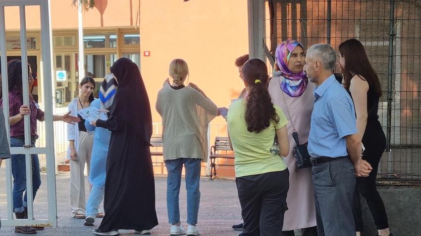 KPSS'de ilk oturum sona erdi! Yetişemeyenler gözyaşlarına boğuldu, çıkanlardan ilk yorum