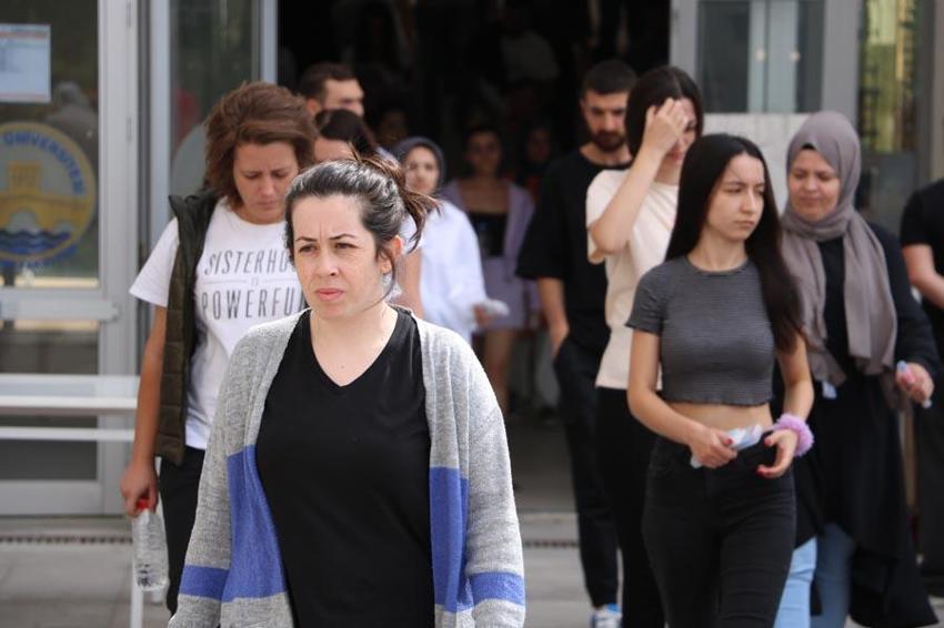 KPSS'de ilk oturum sona erdi! Yetişemeyenler gözyaşlarına boğuldu, çıkanlardan ilk yorum