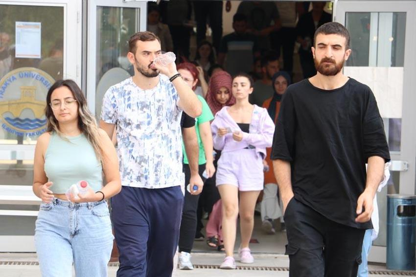 KPSS'de ilk oturum sona erdi! Yetişemeyenler gözyaşlarına boğuldu, çıkanlardan ilk yorum