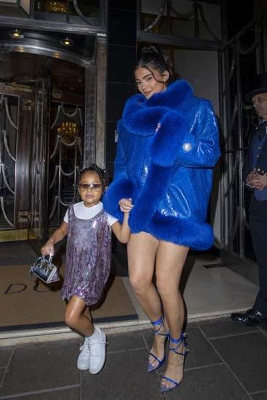 Kylie Jenner eğlence parkında! 'Kötü anne' imajıyla anılıyordu