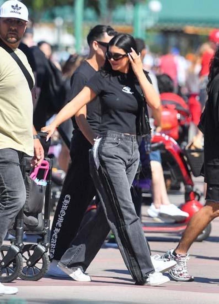 Kylie Jenner eğlence parkında! 'Kötü anne' imajıyla anılıyordu