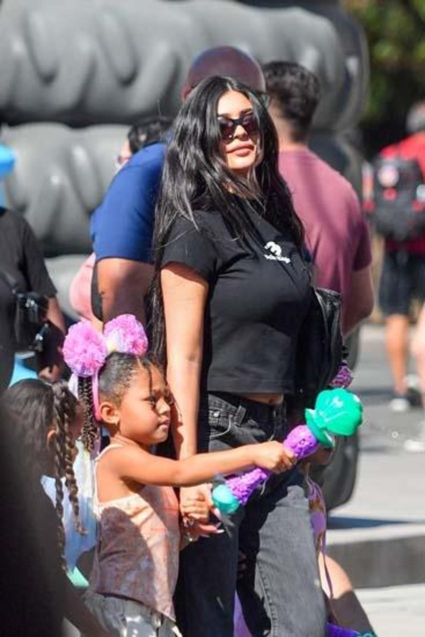 Kylie Jenner eğlence parkında! 'Kötü anne' imajıyla anılıyordu