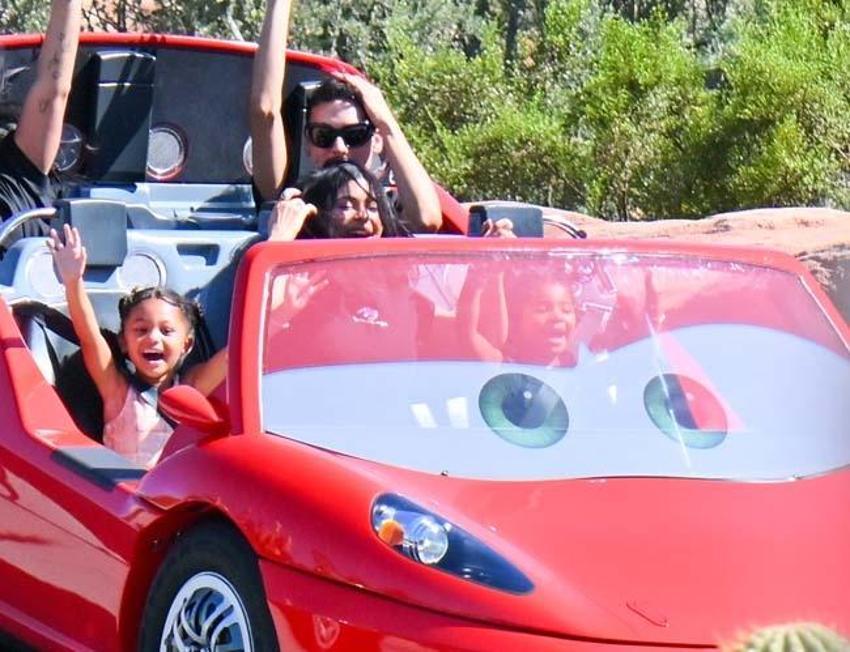 Kylie Jenner eğlence parkında! 'Kötü anne' imajıyla anılıyordu