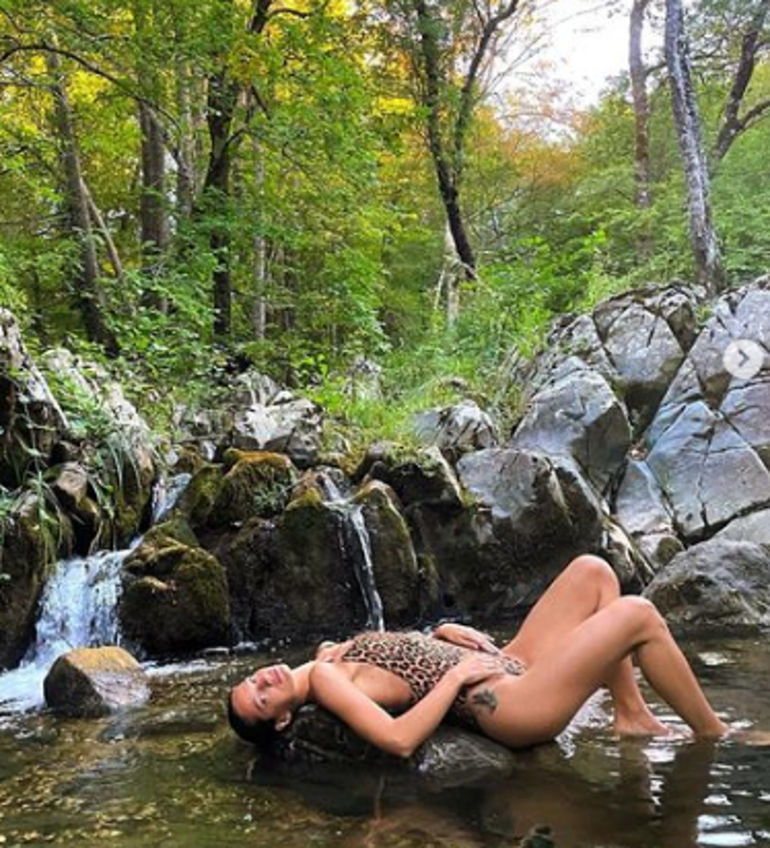 Gülcan Arslan leopar bikinisiyle kayalıkların üzerinde poz verdi!