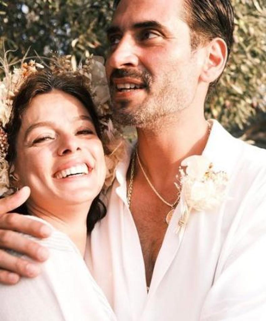 Özge Özpirinçci ile Burak Yamantürk sosyal medyadan evlilik yıl dönümlerini kutladılar!