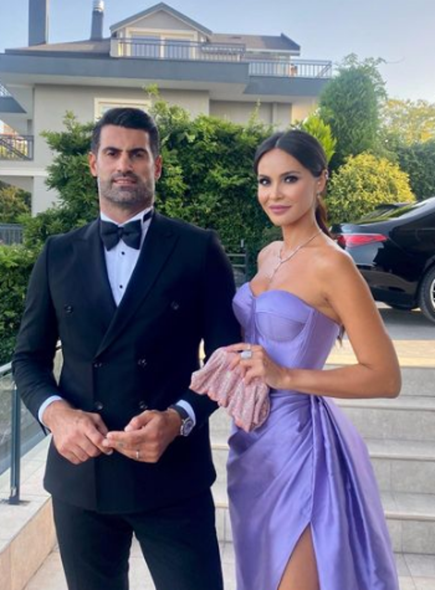 Volkan Demirel'in eşi Zeynep Sever Demirel derin yırtmaçlı pozuyla olay oldu!