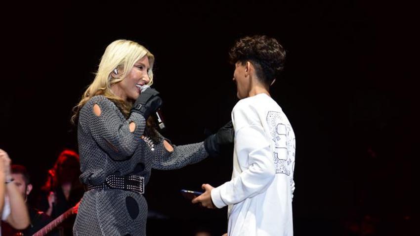 Hande Yener'e sahnede şok! Bir anda sahneye fırladı