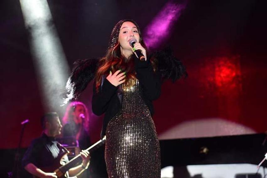 Hande Yener'e sahnede şok! Bir anda sahneye fırladı