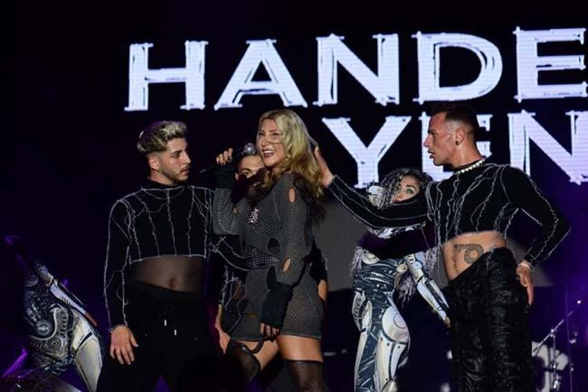 Hande Yener'e sahnede şok! Bir anda sahneye fırladı